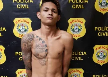 Demio David, de 20 anos, foi preso em flagrante pelo roubo de um celular — Foto Alcinete Gadelha G1