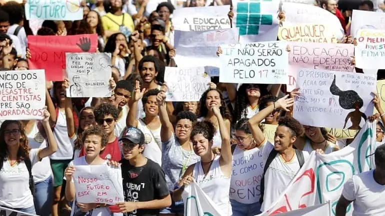 Professores e alunos não podem divulgar protesto em hora escolar, diz MEC
