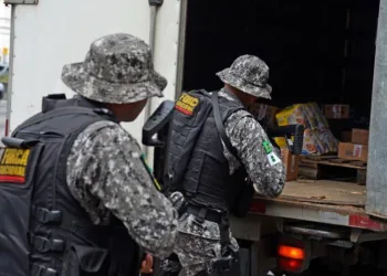 Rio de Janeiro - Força Nacional faz ação contra roubo de cargas na Avenida Brasil, durante operação em conjunto com militares, polícias estaduais e Rodoviária Federal, nas rodovias do estado (Tomaz Silva/Agência Brasil)