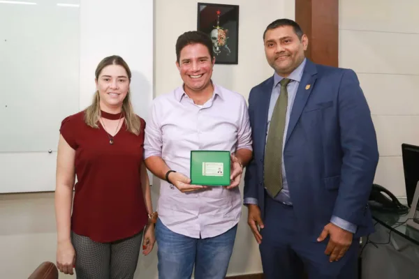Gladson Cameli recebe novo modelo da Carteira de Identidade