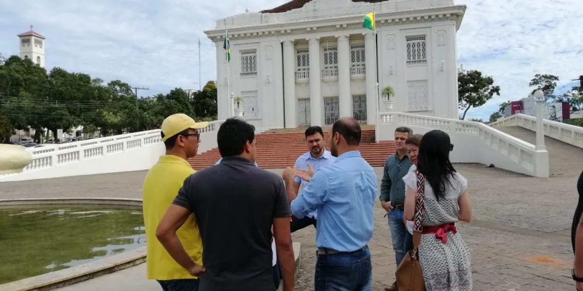 Secretários e engenheiros acompanham o início das obras de revitalização do Palácio Rio Branco (Foto Assessoria Seinfra)