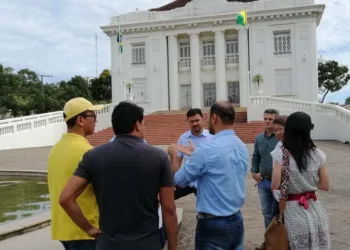 Secretários e engenheiros acompanham o início das obras de revitalização do Palácio Rio Branco (Foto Assessoria Seinfra)