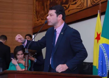 Roberto Duarte contesta criação de mais 450 cargos na estrutura de governo