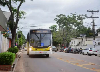 Passageira que sofreu acidente após ficar com pé preso na porta de ônibus ganha direito a indenização de R$ 20 mil