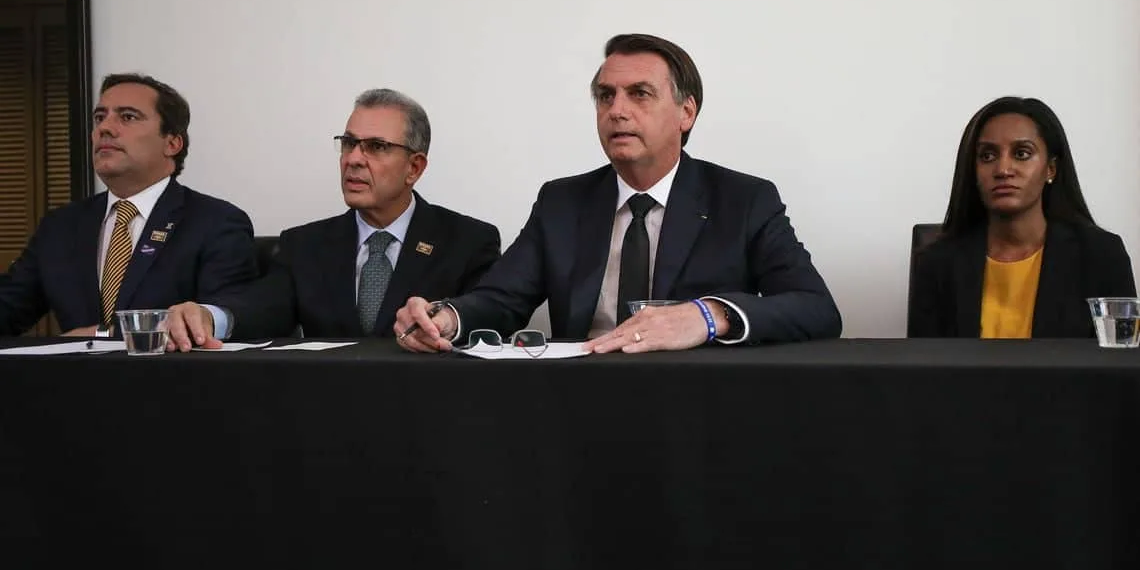 O presidente Jair Bolsonaro, em Dallas (EUA), faz transmissão ao vivo para as redes sociais. ao lado do presidente da Caixa, Pedro Guimarães, do ministro de Minas e Energia, Bento Albuquerque, e da intérprete de libras, Joyce Porto.