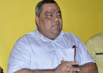 Prefeito de Sena Madureira devolve máquinas ao Estado, mas denuncia 'perseguição'