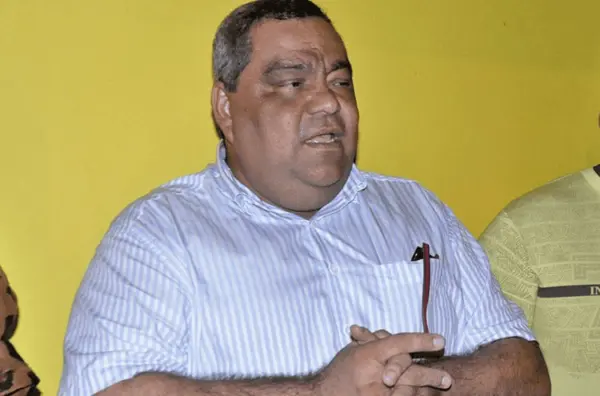 Prefeito de Sena Madureira devolve máquinas ao Estado, mas denuncia 'perseguição'