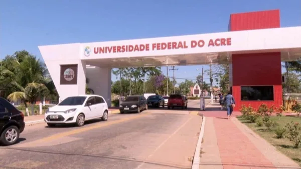 Acadêmicos protestam contra corte de verba que pode interromper aulas na Ufac