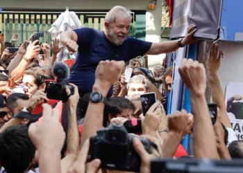 Dino diz que Lula deve ter direito a novo julgamento