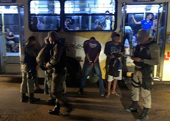 Membros de facção matam um adolescente na frente da família