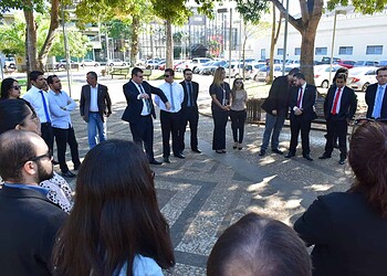 Advogados se reúnem em frente ao Quartel da PM e repudiam agressão contra o colega da classe