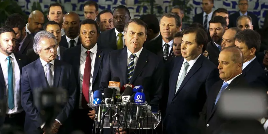 O presidente Jair Bolsonaro vai à Câmara dos Deputados para entregar ao presidente Rodrigo Maia o projeto de lei que altera as regras da carteira nacional de habilitação (CNH)