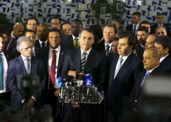 O presidente Jair Bolsonaro vai à Câmara dos Deputados para entregar ao presidente Rodrigo Maia o projeto de lei que altera as regras da carteira nacional de habilitação (CNH)