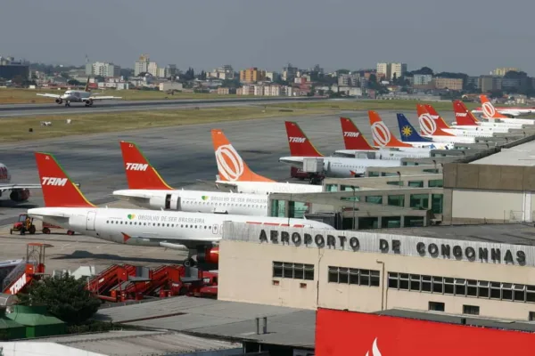 Crise econômica, alta das passagens e problemas da Avianca levam brasileiro a trocar o avião pelo ônibus