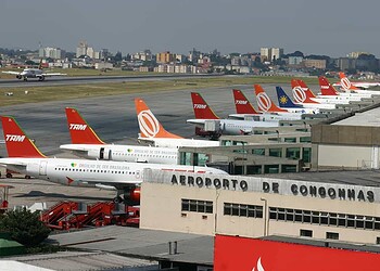 Crise econômica, alta das passagens e problemas da Avianca levam brasileiro a trocar o avião pelo ônibus