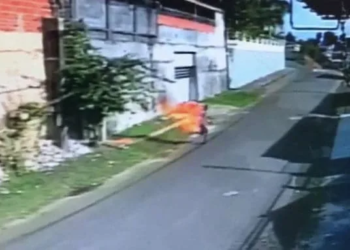 Homem corre com o corpo em chamas no centro de Cruzeiro do Sul