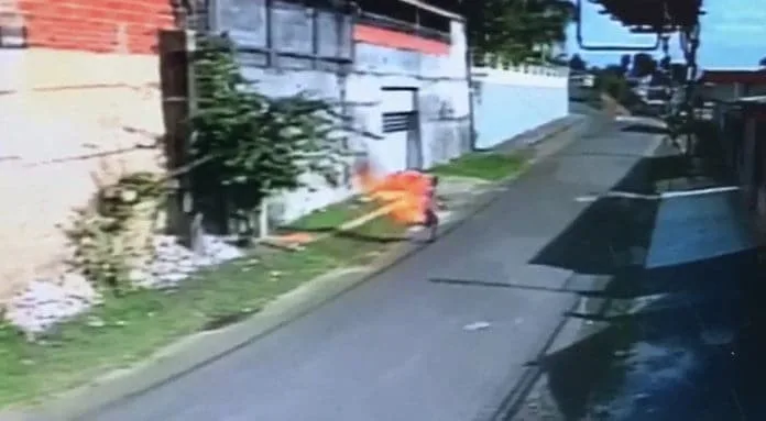 Homem corre com o corpo em chamas no centro de Cruzeiro do Sul