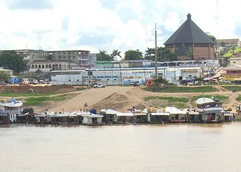 Bandidos armados atacam navegantes em embarcações no porto de Cruzeiro do Sul