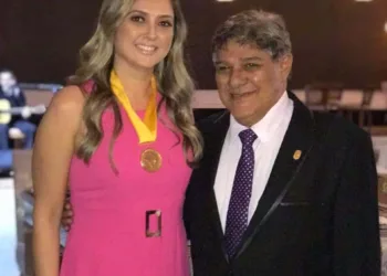 Servidora da prefeitura recebe honraria do Conselho Federal de Farmácia