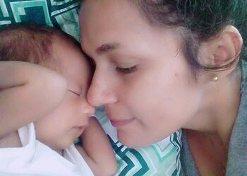 Mãe da criança que morreu após ser alimentada pelo pai e avó cobra celeridade da justiça