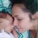 Mãe da criança que morreu após ser alimentada pelo pai e avó cobra celeridade da justiça