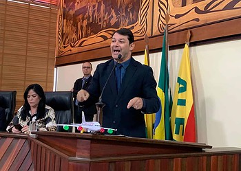 Mesmo sob duras críticas, Gladson Cameli contrata jatinho que custa R$ 18 mil a hora/voo