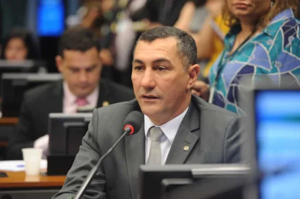 Jesus Sérgio questiona mudança de banca para o Instituto Rio Branco com objetivo de beneficiar filho de Bolsonaro