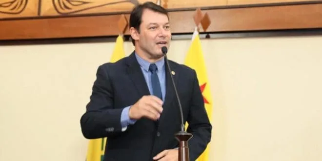 Roberto Duarte solicita que o Estado resolva o problema de emissão de carteira de identidade