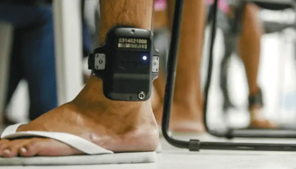 Lei que obriga preso a pagar por uso da tornozeleira já está em vigor