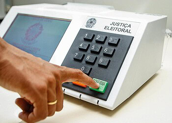 DemonstraÁ¿o do uso da urna eletrÙnica para as eleiÁ¿es de 2006.