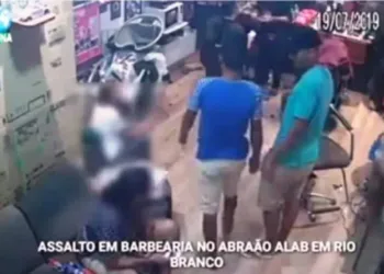 Bandidos invadem barbearia, rendem funcionários e clientes levando pertences