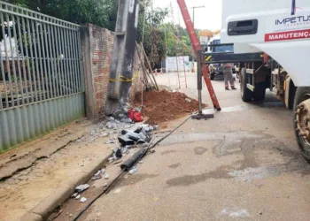 Caminhonete bate em poste e deixa 500 casas no Conjunto Tucumã sem energia