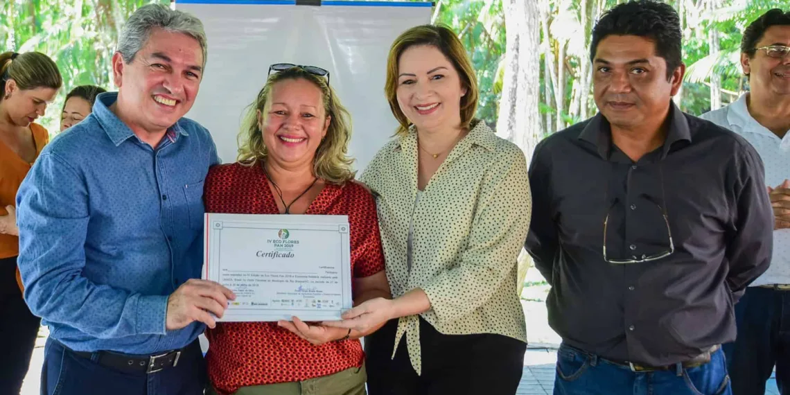 Socorro Neri prestigia solenidade de entrega de certificados aos participantes da IV Ecoflores