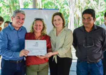 Socorro Neri prestigia solenidade de entrega de certificados aos participantes da IV Ecoflores