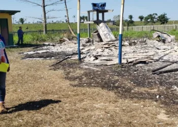 Gestores da escola estiveram no local após o incêndio — Foto Maria de Nazaré Arquivo pessoal