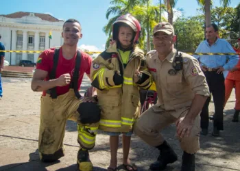Corpo de Bombeiros simula resgate e salvamento de vítimas de incêndio