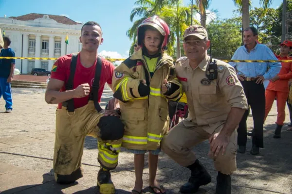 Corpo de Bombeiros simula resgate e salvamento de vítimas de incêndio