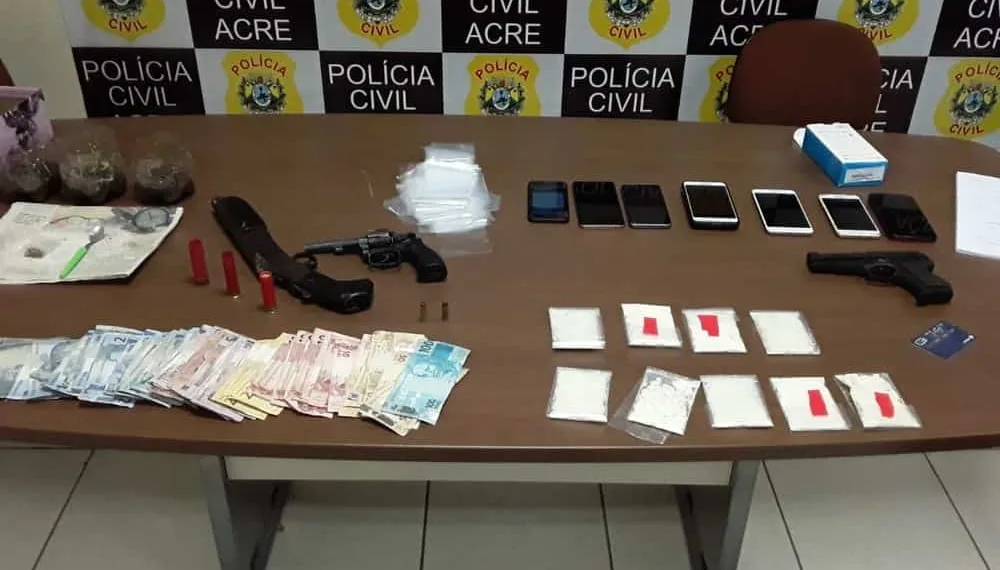 Dupla investigada por roubo de veículos é presa com drogas e armas