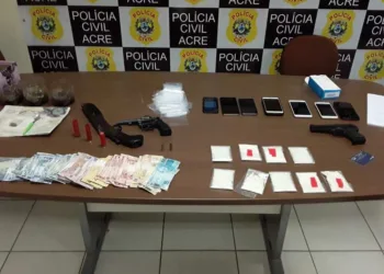 Dupla investigada por roubo de veículos é presa com drogas e armas
