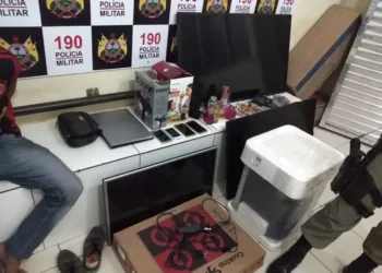 Bandidos armados invadem casa e roubam carro, joias e eletrodomésticos, no Ayrton Sena