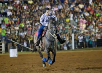 Show do Cantor Jeferson Moraes e vaquejada são atrações deste sábado, na Expoacre 2022