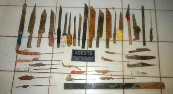 Presos entregam várias armas artesanais para que visitas sejam liberadas novamente