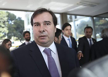 O presidente da Câmara, Rodrigo Maia fala com jornalistas após encontro com o ministro da Economia, Paulo Guedes.