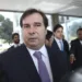 O presidente da Câmara, Rodrigo Maia fala com jornalistas após encontro com o ministro da Economia, Paulo Guedes.