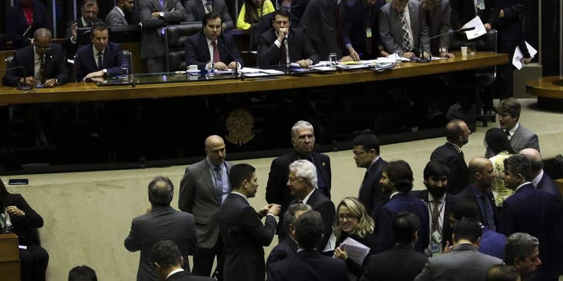 Assessores e parlamentares dão entrada em requerimentos regimentais, para obstruir a votação, no plenário, que analisa pedido de retirada de pauta do projeto sobre vaquejada, enquanto não se inicia a apreciação da Reforma da Previdência.