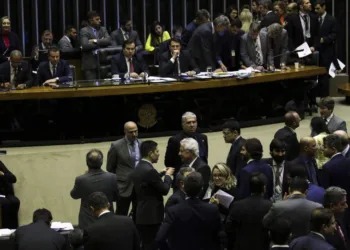 Assessores e parlamentares dão entrada em requerimentos regimentais, para obstruir a votação, no plenário, que analisa pedido de retirada de pauta do projeto sobre vaquejada, enquanto não se inicia a apreciação da Reforma da Previdência.
