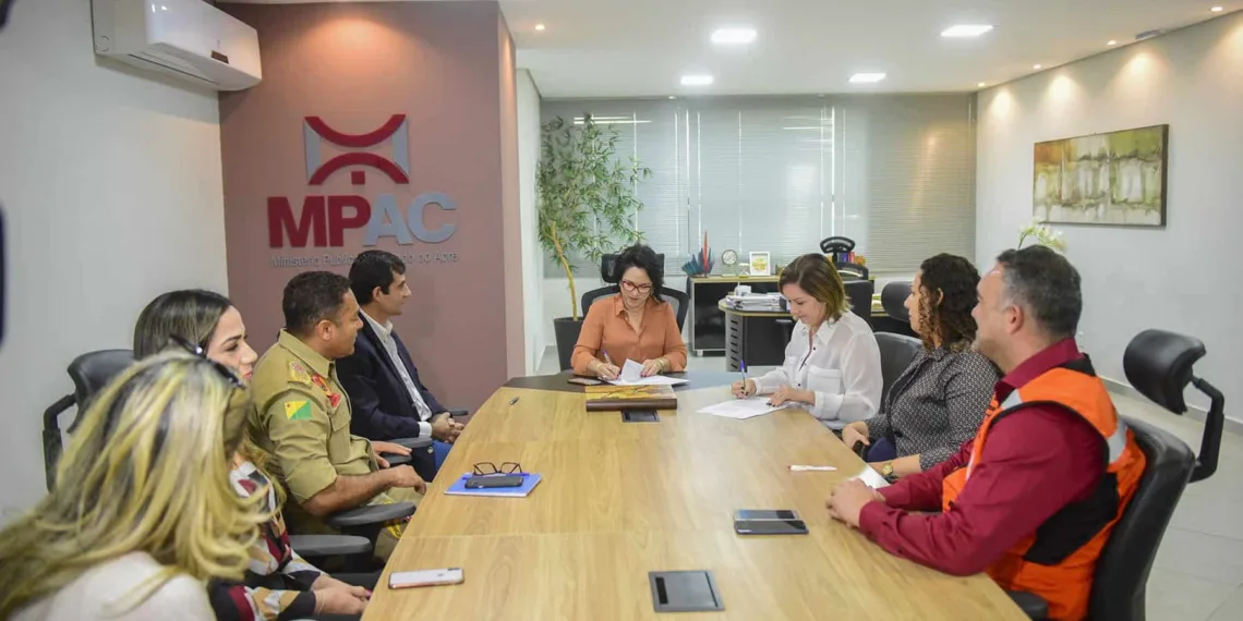 Socorro Neri assina termo de cooperação com o MPAC para realizar curso sobre mudanças climáticas