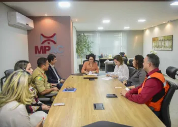 Socorro Neri assina termo de cooperação com o MPAC para realizar curso sobre mudanças climáticas