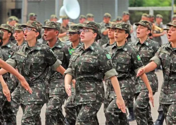 'Exército vai entrar em meio expediente', diz Bolsonaro sobre falta de dinheiro no governo