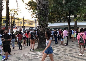 Protesto pela educação reúne centenas de estudantes e trabalhadores na Praça da Revolução